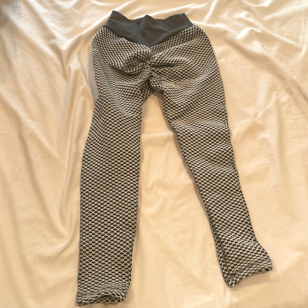 TikTok leggings. Scrunched butt enhancing leggings. Gray. Small